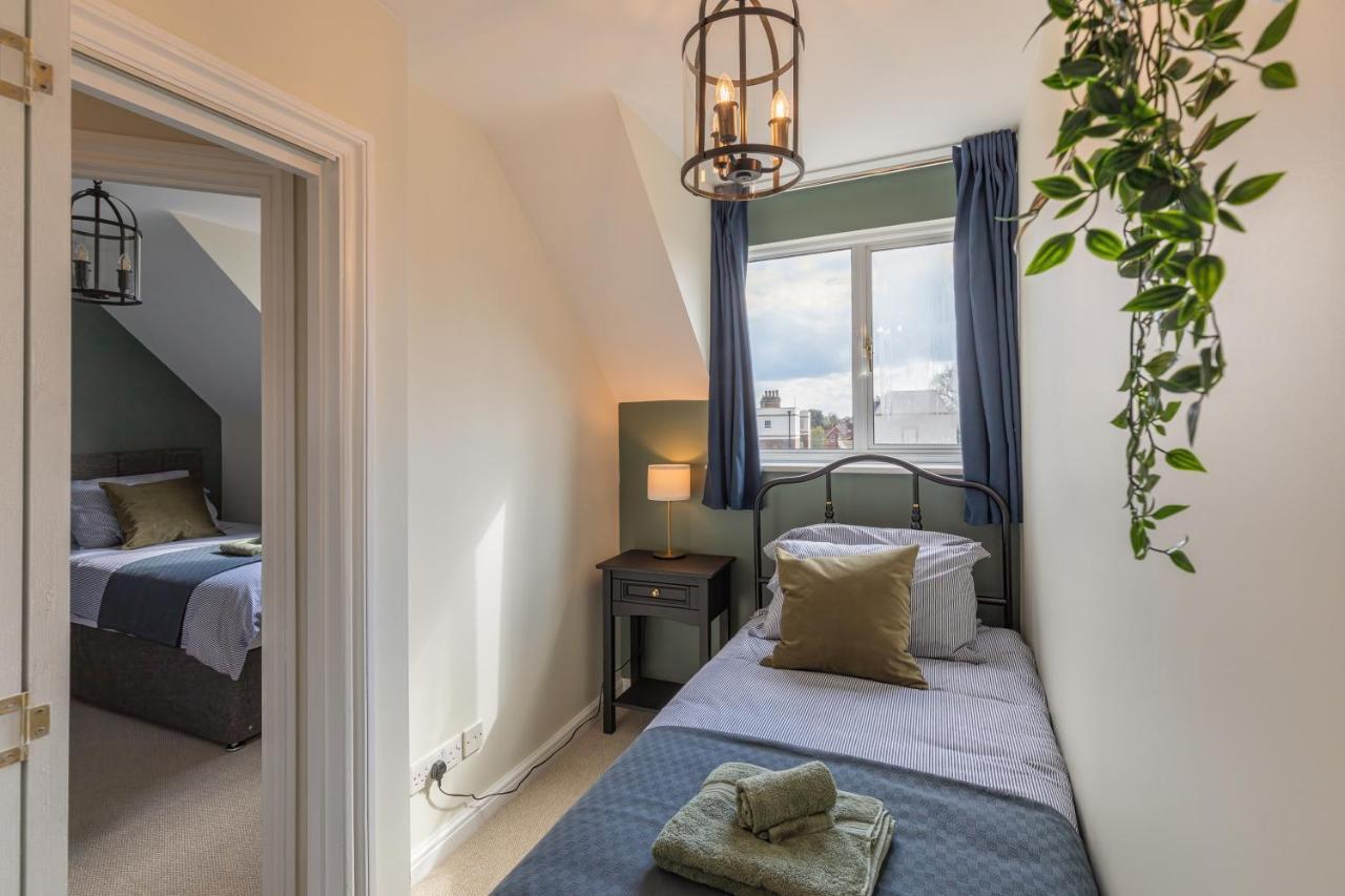 4 Bed City House With Private Garden And Parking Winchester Eksteriør billede