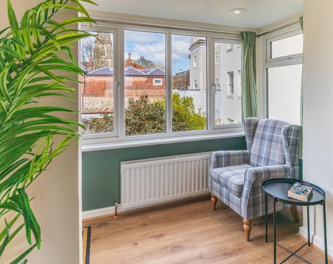 4 Bed City House With Private Garden And Parking Winchester Eksteriør billede