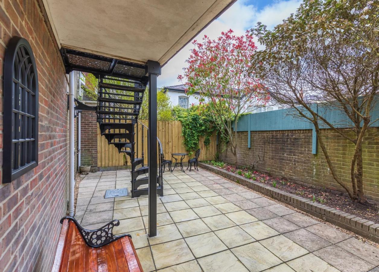 4 Bed City House With Private Garden And Parking Winchester Eksteriør billede