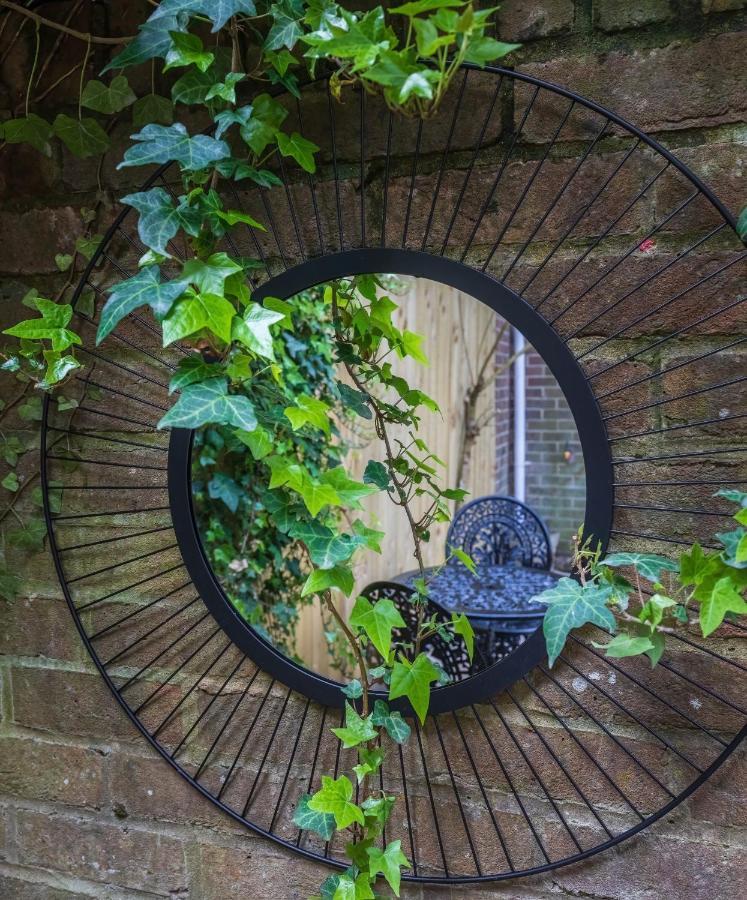 4 Bed City House With Private Garden And Parking Winchester Eksteriør billede