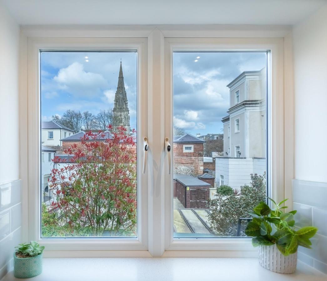 4 Bed City House With Private Garden And Parking Winchester Eksteriør billede