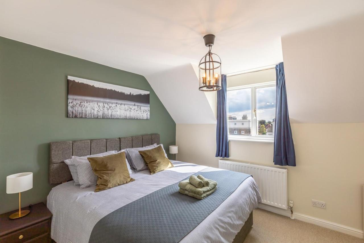 4 Bed City House With Private Garden And Parking Winchester Eksteriør billede