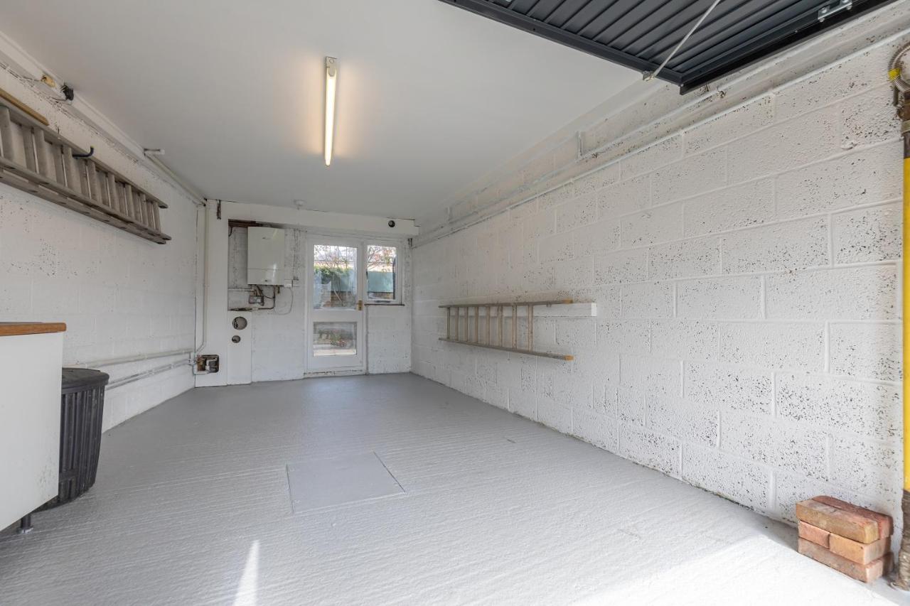 4 Bed City House With Private Garden And Parking Winchester Eksteriør billede